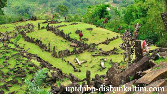 Gunung Padang: Destinasi Wisata Sejarah dan Keindahan Alam